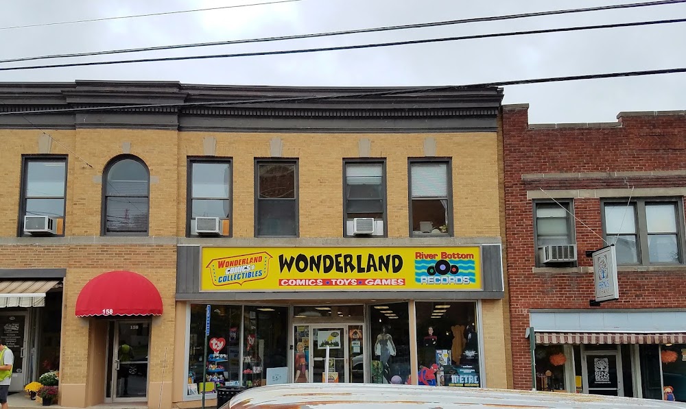 Wonderland Comics, tienda de TCG en Putnam